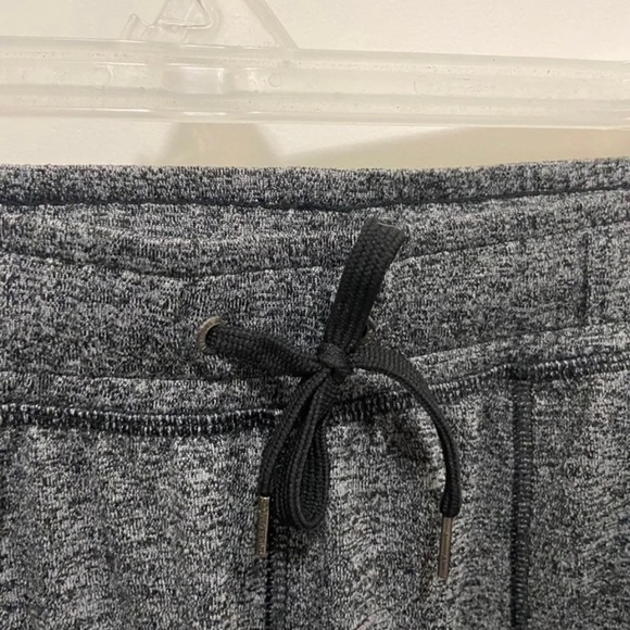 UNDER ARMOUR UA HEATGEAR® TECH TWIST JOGGER CAPRI - Picture 8 of 9